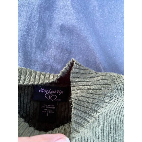 Hooked Up By IOT Green Sleeveless Sweater Top Size Small - Picture 3 of 3